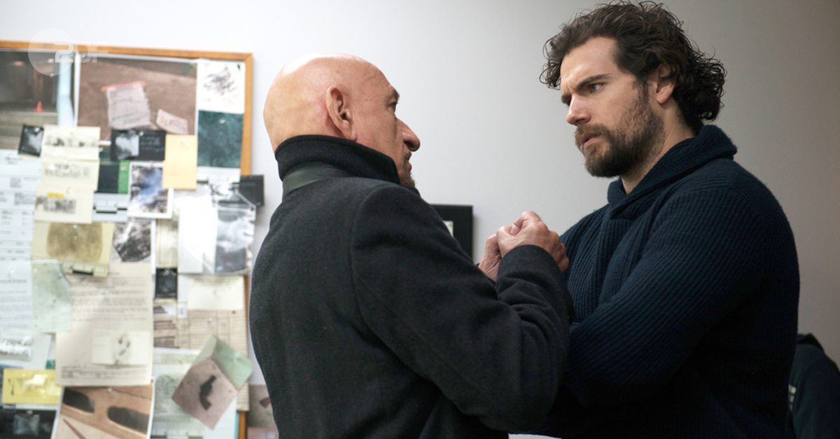"Nomis - Die Nacht des Jägers": Police Officer Marshall (Henry Cavill) und der ehemalige Richter Cooper (Ben Kingsley) stehen sich sehr nah gegenüber und schauen sich eindringlich an. Marshall hat Cooper am Kragen gepackt. Montag, 22:15 Uhr im ZDF.