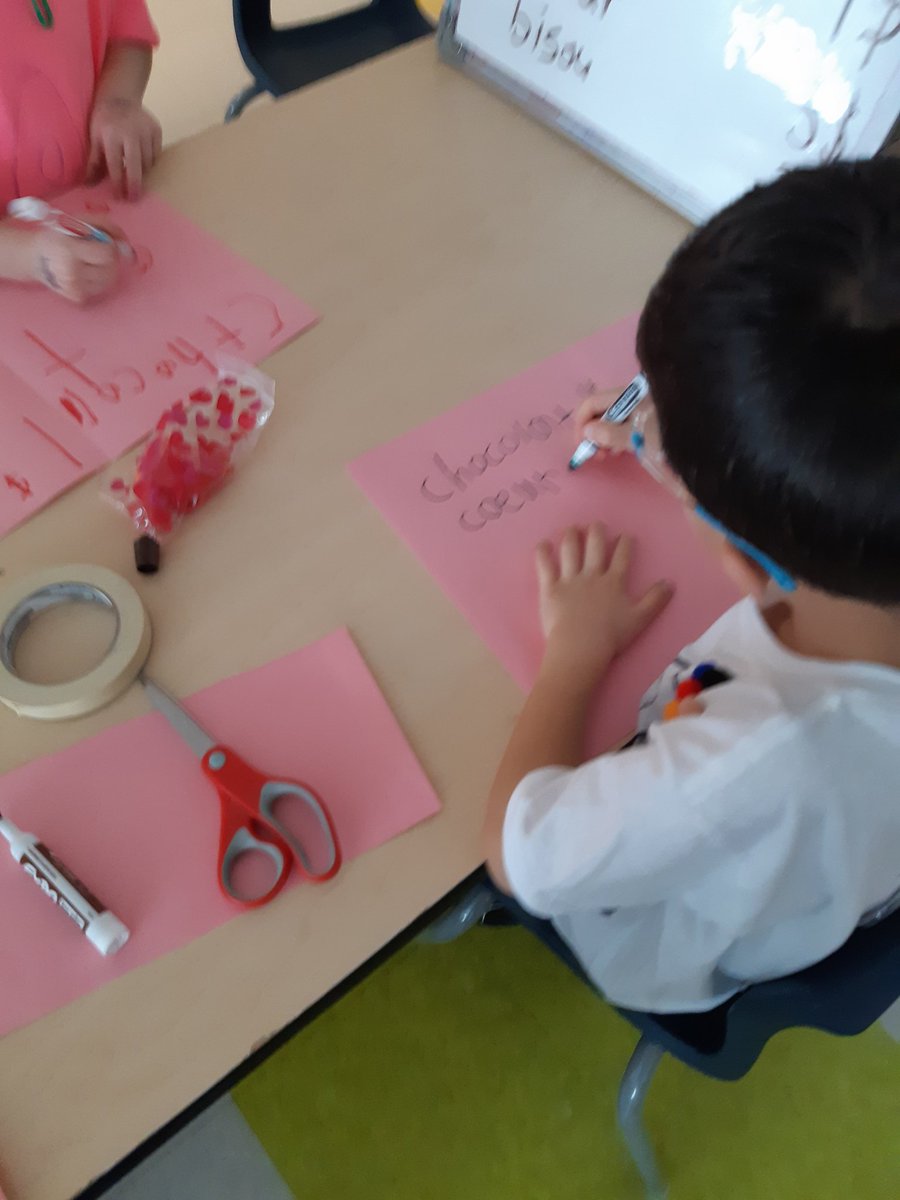 Bienvenue dans notre chocolatrie! <a href="/ecole_NDC/">École élémentaire catholique Notre-Dame-des-Champs</a> #maternelle #jardin #StValentin