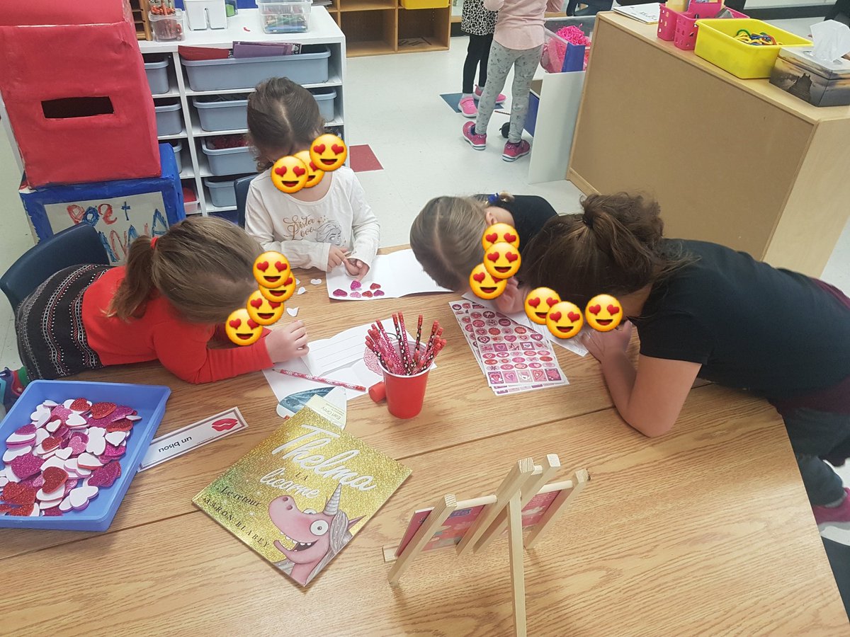 Pourquoi mettre des albums jeunesse dans les aires? On utilise les livres (outils authentique pour les enfants) comme référentiel afin de faire certains enseignements lors de ce centre. Ex: Regarde dans le livre! Les auteurs mettent un point à la fin de leur phrase!@aec_cecce