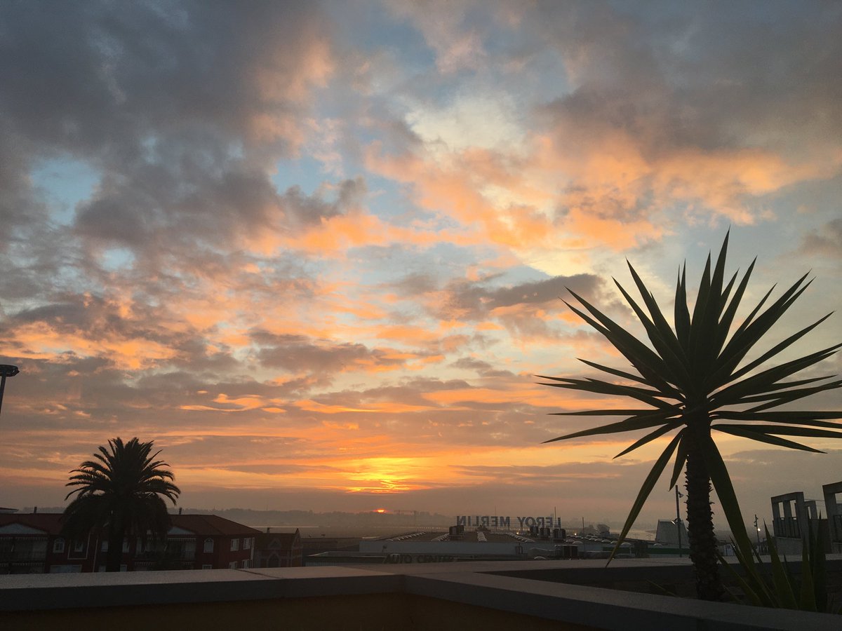 samiko1981's tweet photo. Un hermoso #amanecer #inviernal desde el sur de #España. 
#sur #estampas #invernales #Huelva #Andalucia https://t.co/knSQXZFfhD