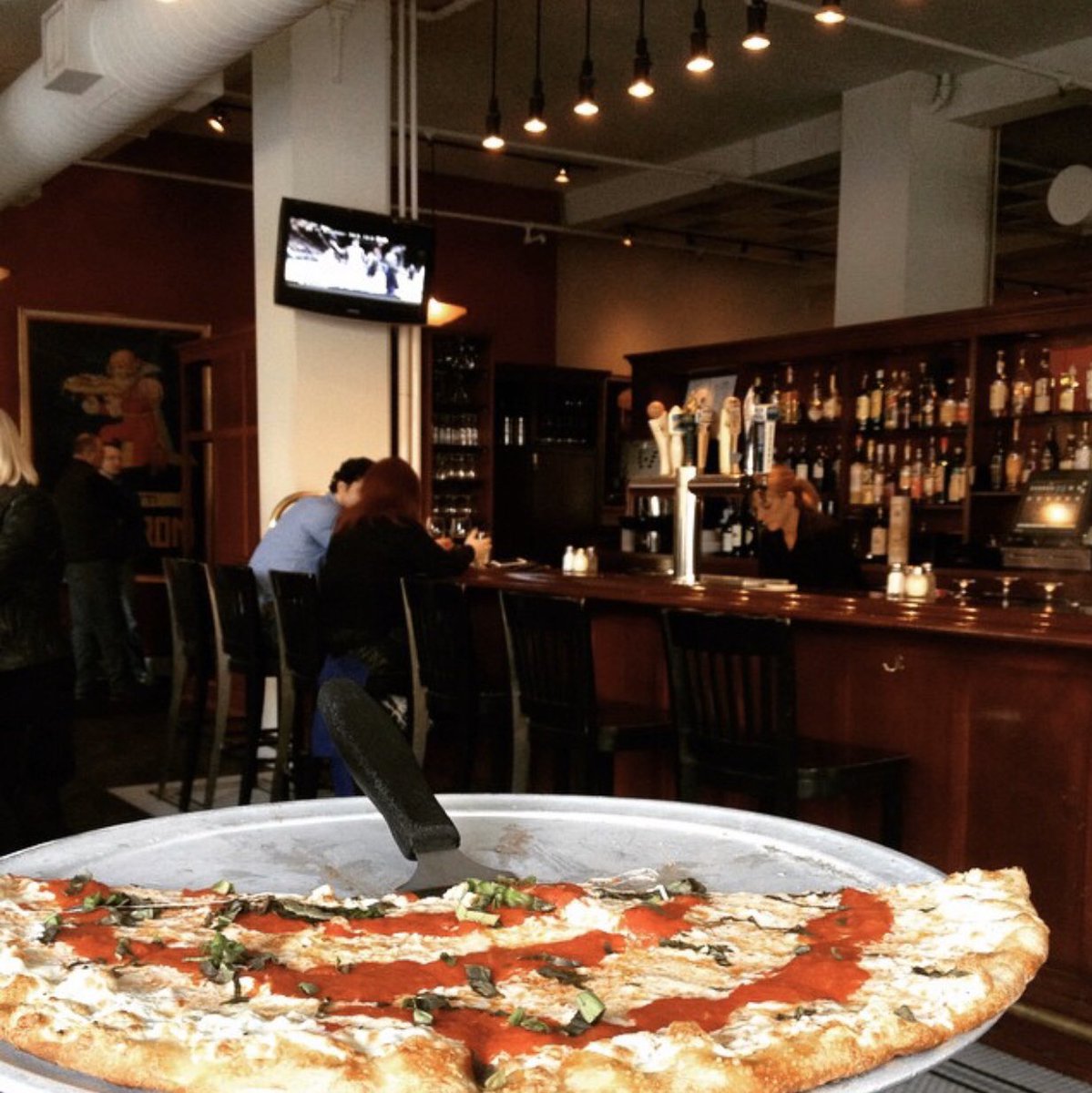 It's Monday and you know what that means, 1/2 price pizza and @peronitt beer here at Centro. Join us from 4pm to close for the best deal in town tonight! 

📸: @brookeandwilhelm