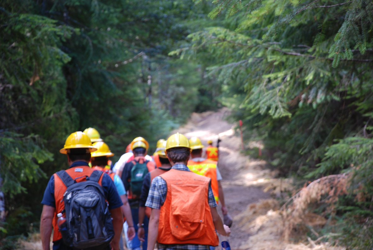 Do you have a friend or family member age 17-24 who is finished with HS and wants to work outdoors in natural resource conservation projects?<a href="/HeartofOregonCo/">HeartofOregonCorps</a> is recruiting for their AmeriCorps program! Learn more: heartoforegon.org/programs/ameri…