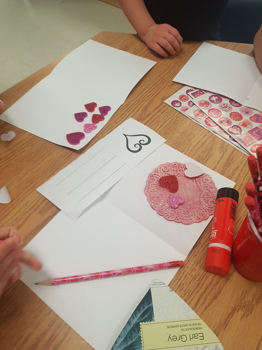 Notre bureau de poste de la Saint-Valentin est ouvert dans l'aire créative!

Les amis écrivent des Valentins pour les amis de la classe, de l'école ou leur famille et les placent dans la boîte aux lettres😁
<a href="/aec_cecce/">@aec-cecce</a>
<a href="/ecolecatholique/">CECCE</a>