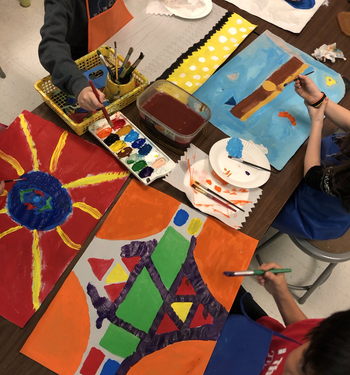creativity_hive's tweet photo. @thegrisers 4th gr this afternoon @SpicewoodPYP painting our #abstract #HowWeExpressOursleves #swesARTconnection 4th gr Artists and experimenting with non-traditional painting tools Central 💡 “Inquiry leads to discovery and reflection” @rrisdart @ibpyp @TexasIB https://t.co/yb3qhLgL0J