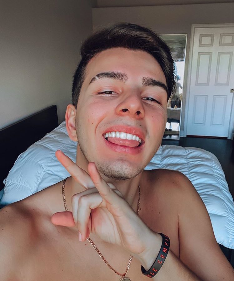 Neagleeee's tweet photo. @gabrielneox_ lançou a braba. Eai, gostaram ?! ♥️♥️ me: continua pfttt https://t.co/BLzVPUwWxh