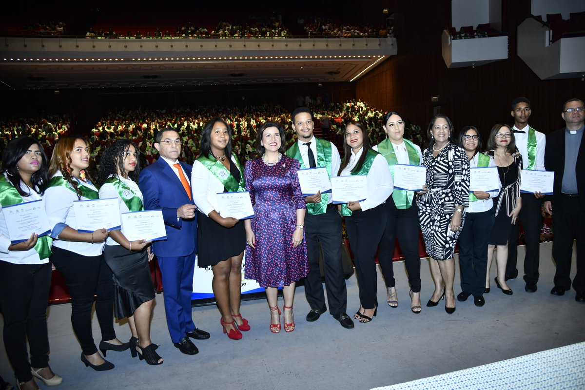 AnaDFiguereo's tweet photo. Felicitaciones a nuestra vicepresidente de la República, @margaritacdf por la graduación de 2075 jóvenes emprendedores, quienes a través del programa Progresando Unidos, se suman al desarrollo de la nación.

#ProgresandoUnidos
#VicepresidenciaRD
#INFOTEP https://t.co/Wvtli9376L