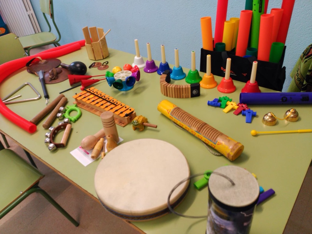 EscolaSaavedra's tweet photo. Tenim moltes coses que sonen, i amb els sons també experimentem #músiques, ens emosionem quan hi ha ritme i armonia. https://t.co/Pu5gmluVAd