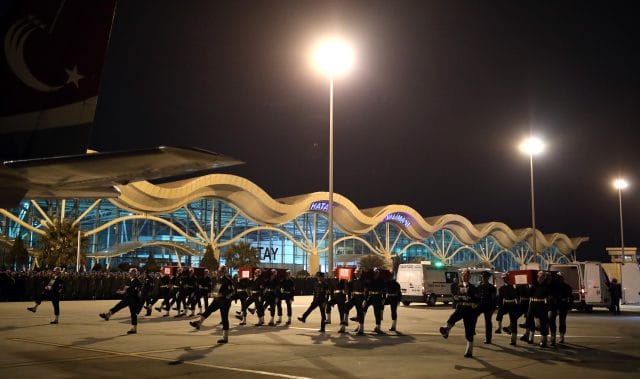 Bir dağın sırtında dağ varmış gibi
Omuzlamış bir Mehmet'i Mehmedim..