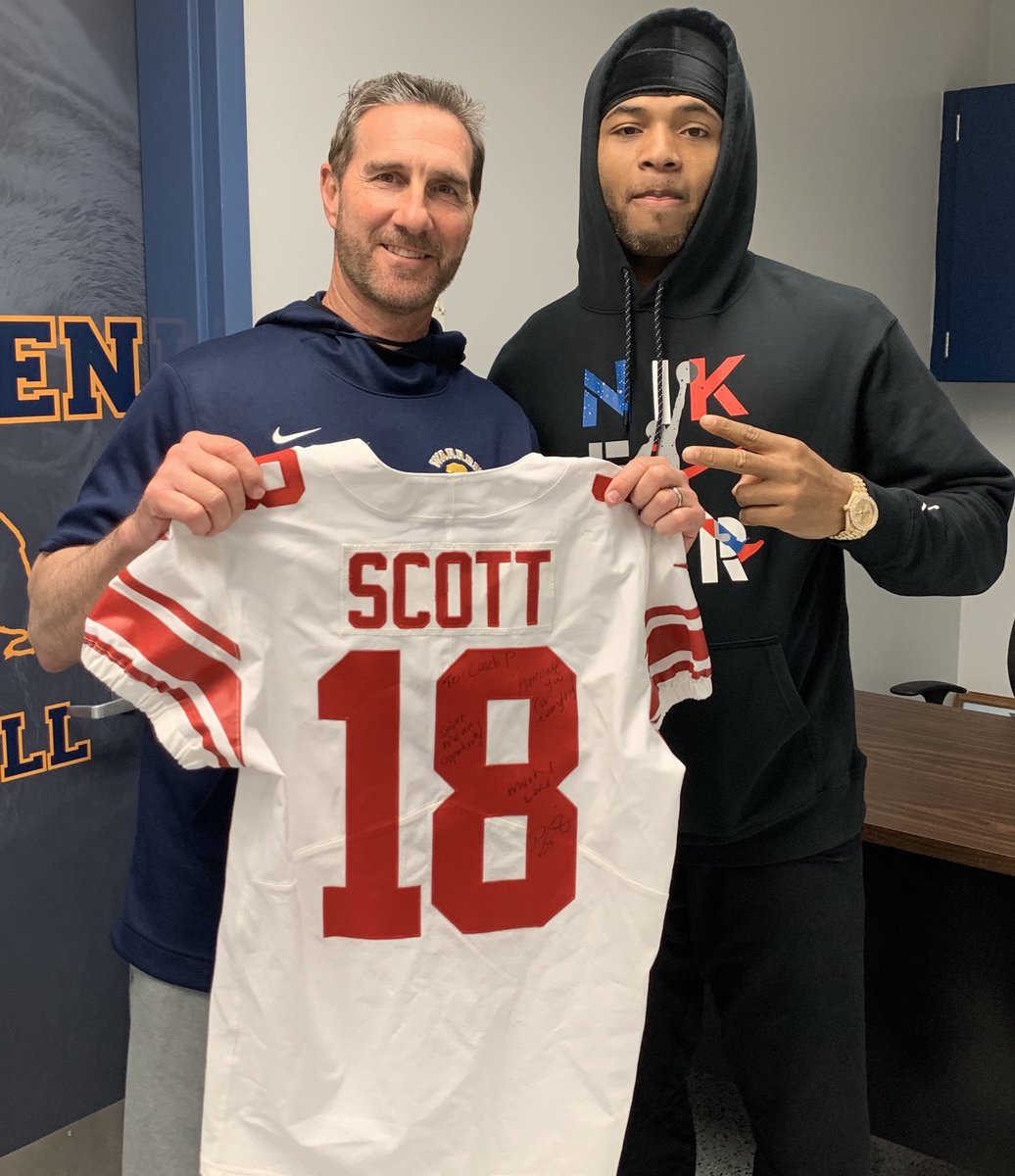 CoachPearson_'s tweet photo. I experienced a truly special moment when one of my former players ⁦@dscoo8⁩ of the @Giants visited and presented me with his signed NFL jersey. I’ve had few if any who had a better work ethic, was more competitive, or more desire to be great. Luv u Da’Mari! #MambaMentality https://t.co/ZIq2P2eX4W