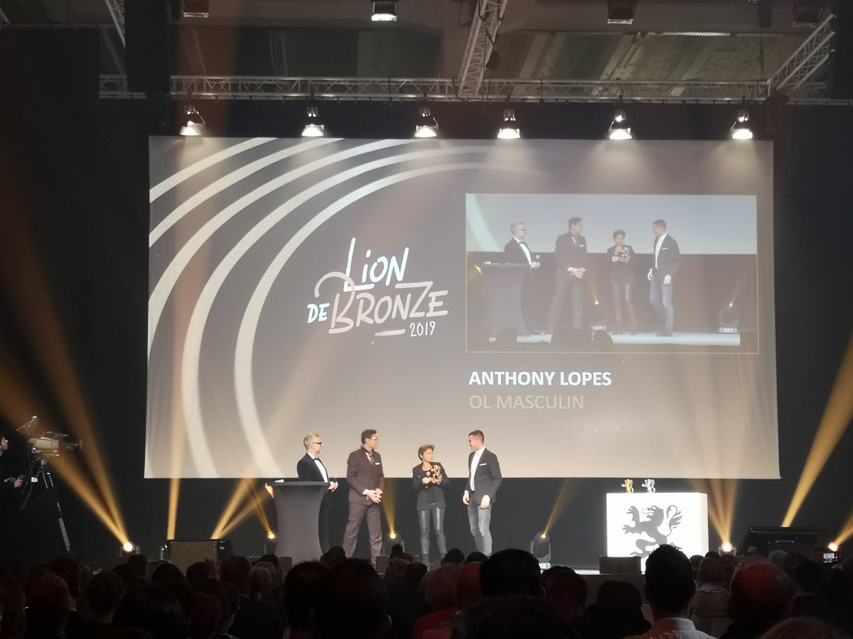 Carsat_RA's tweet photo. 🏆 🦁 #EnDirect #LionsDuSport @SarahDognin, Présidente @Carsat_RA remet le Lion de Bronze🥉 à #AnthonyLopes @OL https://t.co/SI3VJ8owoG