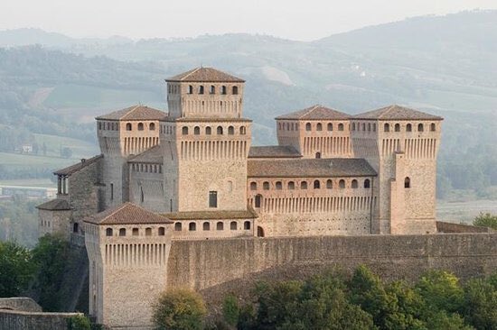 libri_cct's tweet photo. Costruisci il tuo castello dei sogni, ma non vivere in esso.
(Marty Rubin) #CastelliDiParole a @CasaLettori CASTELLO DI TORRECHIARA - DUCATO DI PARMA E PIACENZA #castellodiTorrechiara #LadyHawke https://t.co/K07HCffBg0