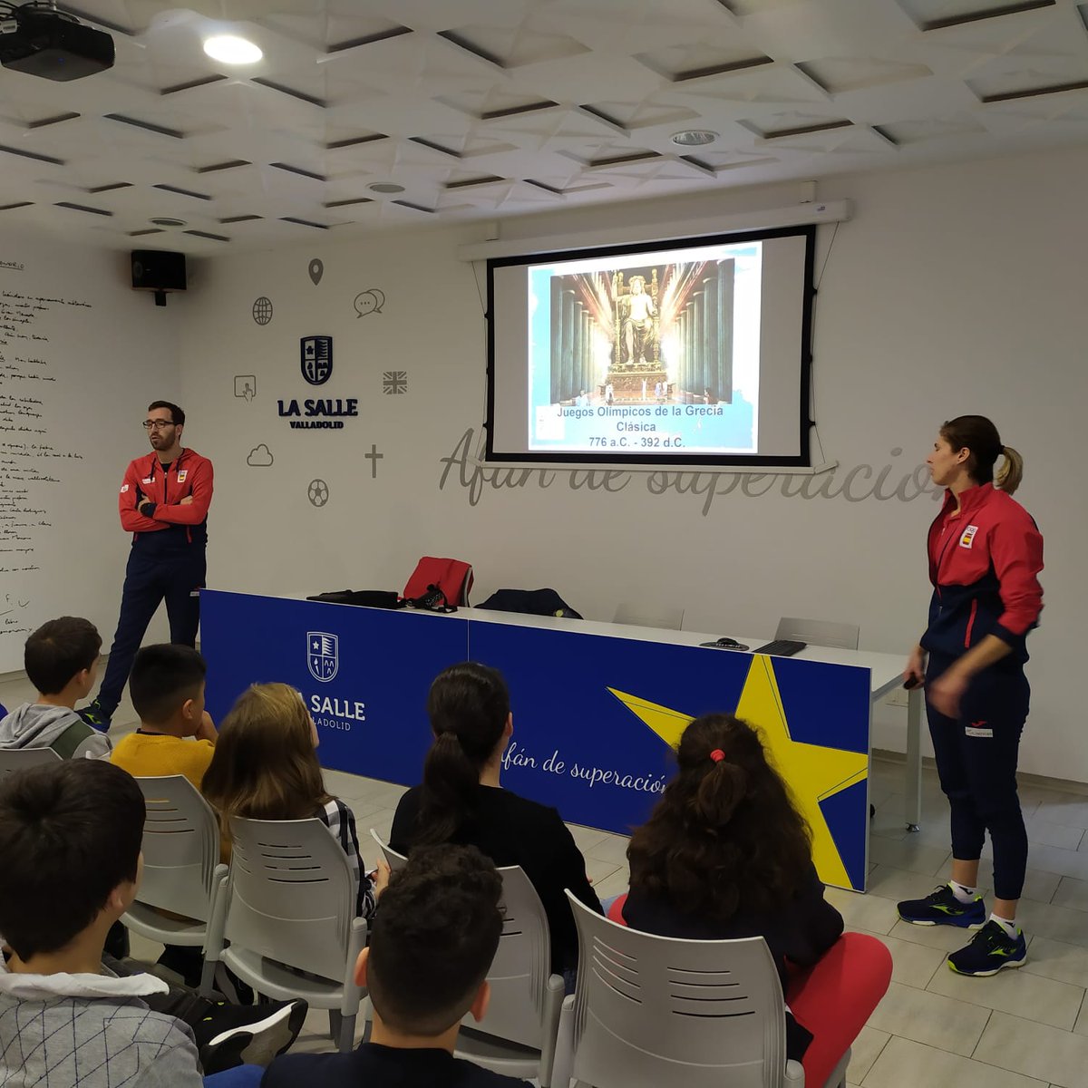 LaSalleVall's tweet photo. El @COE_es y la @jcyl nos han presentado "Todos Olímpicos" para conocer el Movimiento Olímpico. Nos han acompañado @FernandoAA10, medallista olímpico de balonmano y Eva Barrios, subcampeona del mundo de piragüismo. Una gran actividad para concienciar en el deporte y sus valores. https://t.co/KNa6efze3Q