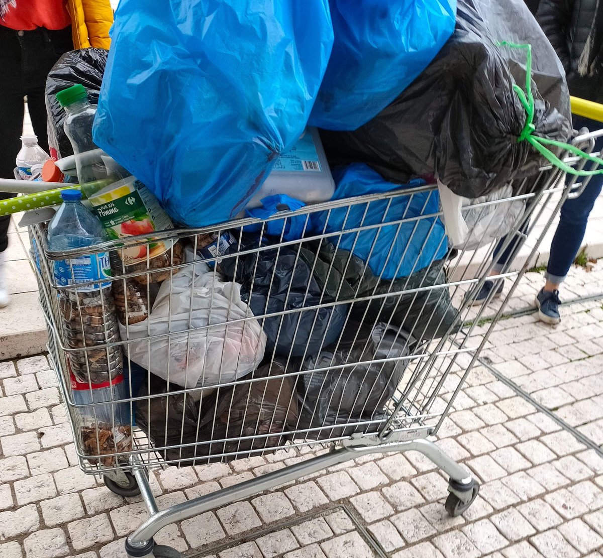 Cleanwalkevreux's tweet photo. #CleanWalkerEvreux | À Evreux depuis le 15 Septembre 2019 les actions de ramassage des déchets ne cessent de s'organiser. 🌱

🚬 Mégots de cigarettes
🍶 Plastiques en tout genre
🚮 ...

Des kilos d'#ordures ont déjà été ramassé et des #CleanWalk ne cesseront d'être organisées 🌍 https://t.co/QfiV2SG3Bt