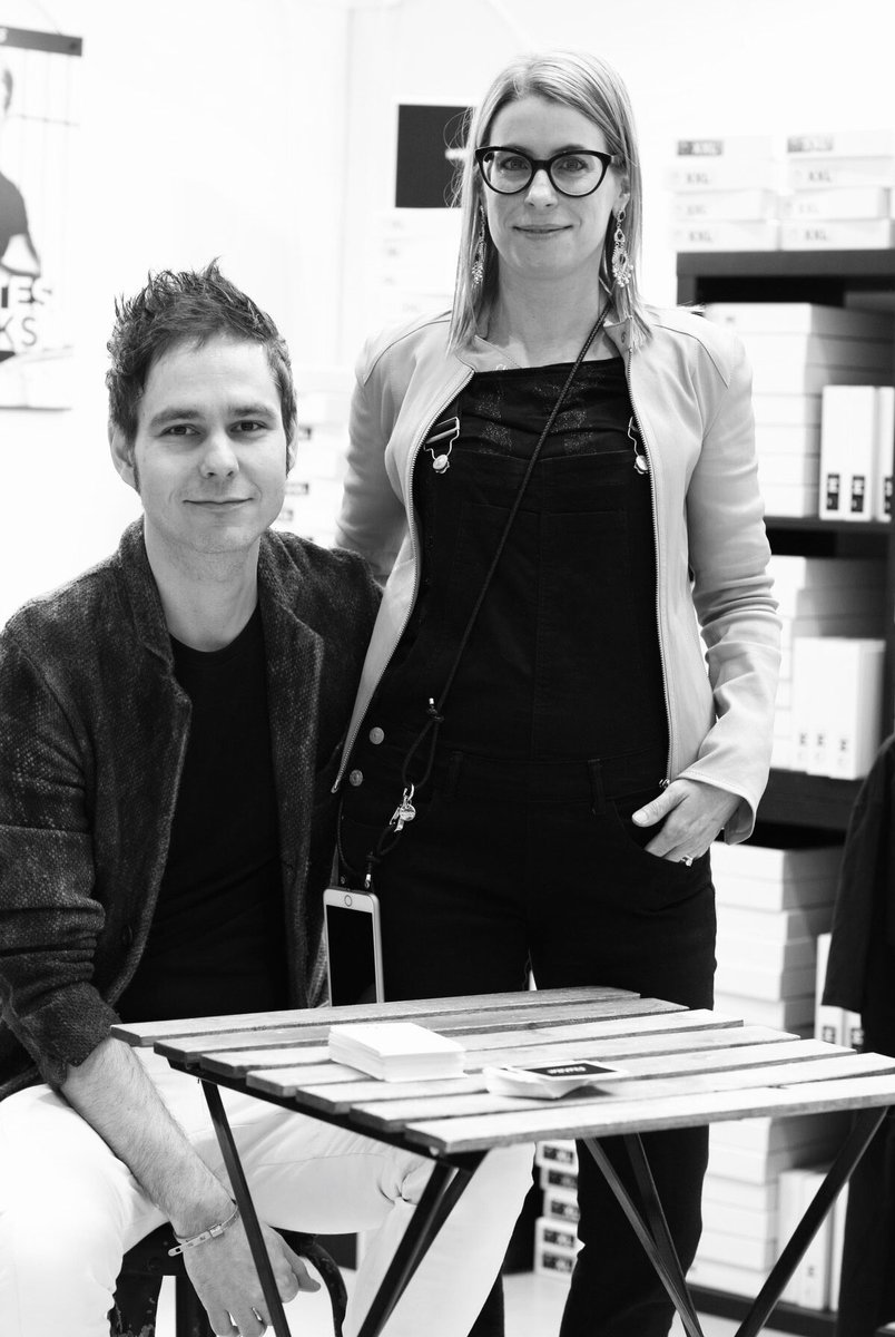 whytesCo's tweet photo. Wir haben gewonnen! Und zwar den Design- und Innovationspreis der #Blickfang Internationale Designmesse - DANKE, wir freuen und RIESIG! 🍾🔥🎉 #perfektesWeissesTshirt #Nachhaltigkeit https://t.co/gIx6O2lB2J
