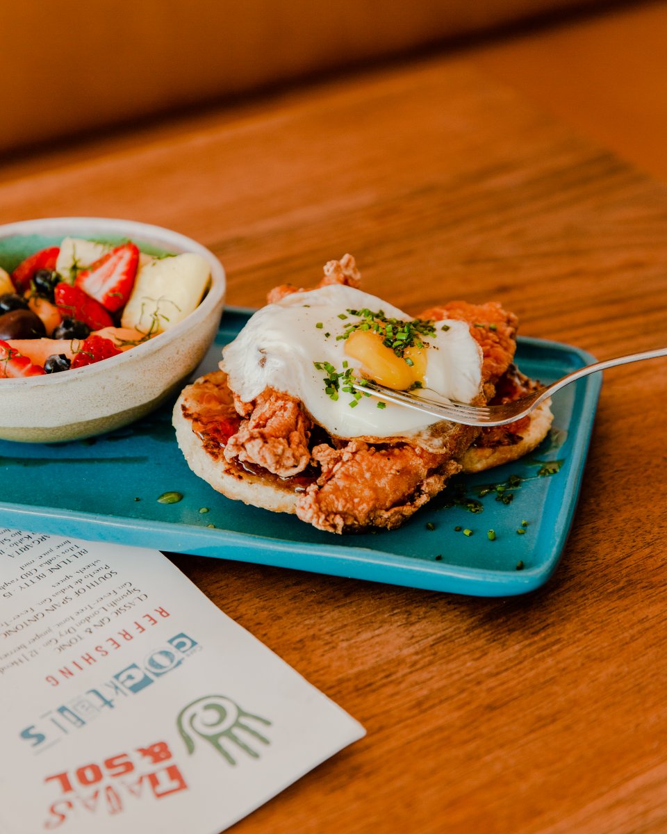 BuenaVidaTapas's tweet photo. PIMENTÓN CHICKEN BISCUIT [house-made buttermilk biscuit served open-faced + butter toasted, pimentón spiced fried chicken, fried egg, brown sugar honey + quince jelly, served with a side of fresh fruit] 🍓🍳 #BuenaVidaVibes #BuenaVidaBrunch https://t.co/CdKQZakISf