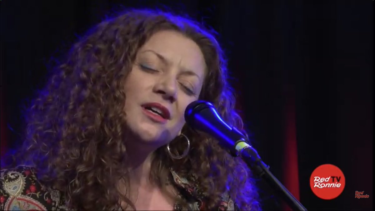 RoxyBarFans's tweet photo. Ogni lunedì sera al #BaroneRosso di @RedRonnie scopriamo nuovi talenti... Stasera nella speciale versione #BaroneROSA a stupirci sono splendide artiste che danno voce all’universo femminile. Ora è la volta di #EleonoraBianchini.
Segui https://t.co/Y8dai25w7C 👈#IononguardoSanremo https://t.co/bz8rxdnOoB