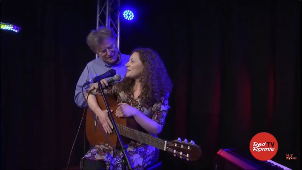 RoxyBarFans's tweet photo. Ogni lunedì sera al #BaroneRosso di @RedRonnie scopriamo nuovi talenti... Stasera nella speciale versione #BaroneROSA a stupirci sono splendide artiste che danno voce all’universo femminile. Ora è la volta di #EleonoraBianchini.
Segui https://t.co/Y8dai25w7C 👈#IononguardoSanremo https://t.co/bz8rxdnOoB