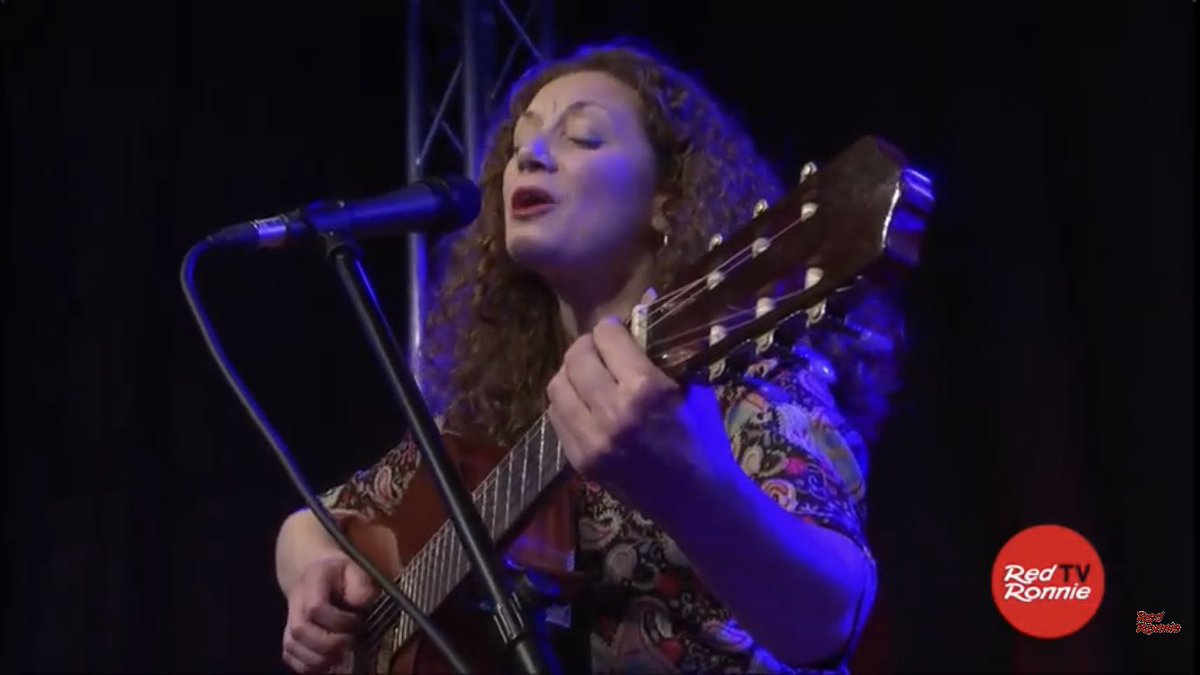 RoxyBarFans's tweet photo. Ogni lunedì sera al #BaroneRosso di @RedRonnie scopriamo nuovi talenti... Stasera nella speciale versione #BaroneROSA a stupirci sono splendide artiste che danno voce all’universo femminile. Ora è la volta di #EleonoraBianchini.
Segui https://t.co/Y8dai25w7C 👈#IononguardoSanremo https://t.co/bz8rxdnOoB