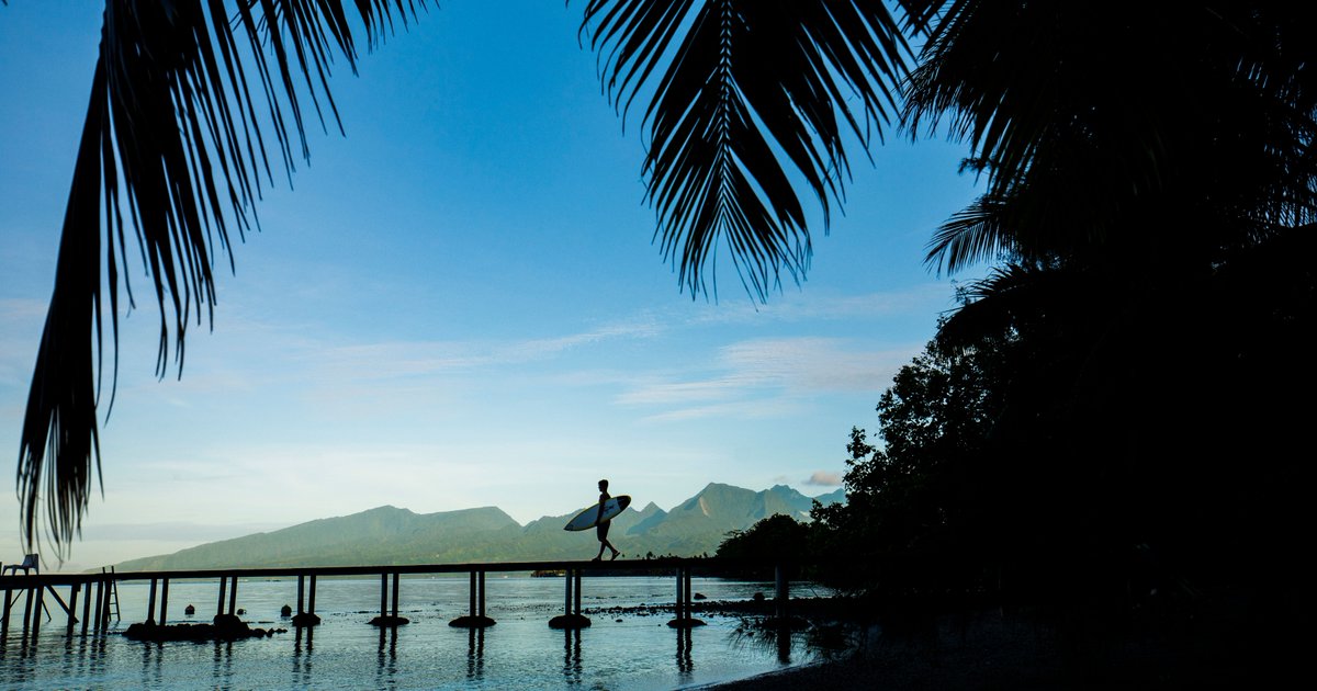 Evan Geiselman tip-toeing through paradise. #BeachFreely