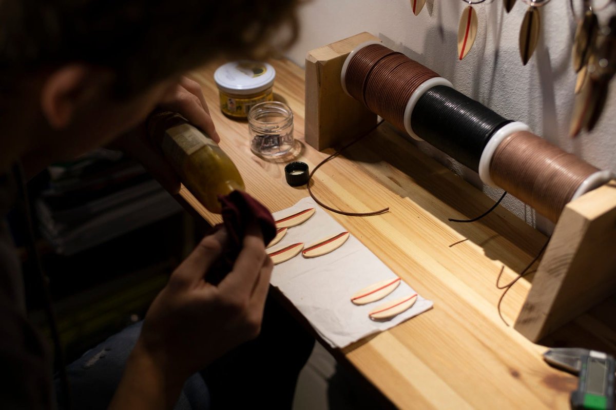 goodwaveshop's tweet photo. Kleiner Einblich in unserer Produktion🛠
.
.
.
#goodwave
#goodwavede #lifestyle #surfinglife #halskette #surfschmuck #zerowaste #necklace #jewelery #schmuck #madeofwood #styleiswhat #madewell #menwithstyle #fashionkilla #styled #highendfashion #stylepost #ootdfash #lifestyles https://t.co/ljXk1biSht