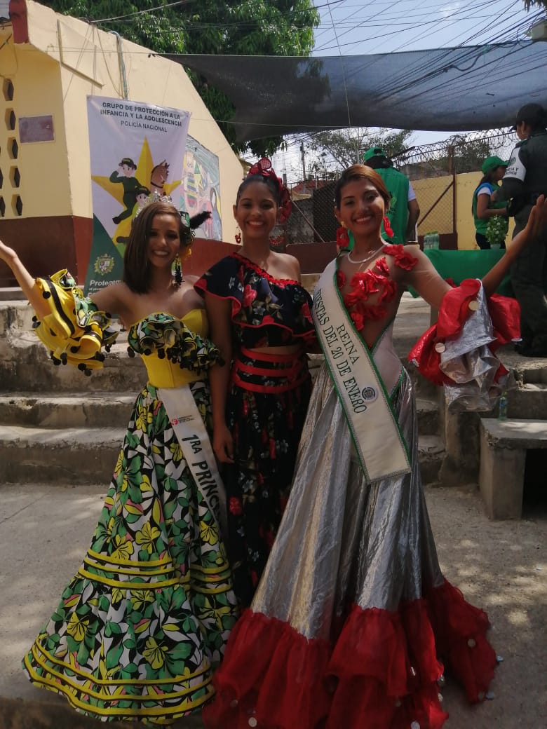 El retorno a clases siempre será un desafío, por ello nos unimos a la Policía Nacional con la presencia de la Reina, Virreina y primera Princesa de las Fiestas del 20 de Enero 2020. Ellas aprovecharon este espacio para bailar e invitarlos a que se comprometas con sus estudios.