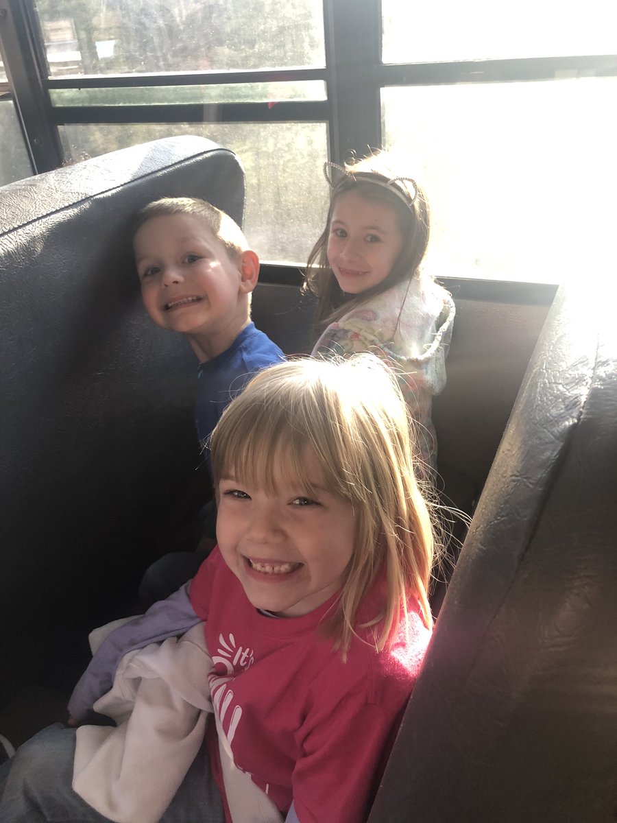 AmberJo06431526's tweet photo. It was all SMILES today as we traveled to watch a theatrical production of The Pout-Pout Fish😆 #ArtInspires #ReachingGreatnessTogether #Lit4Learning https://t.co/0oxp3LhmFV