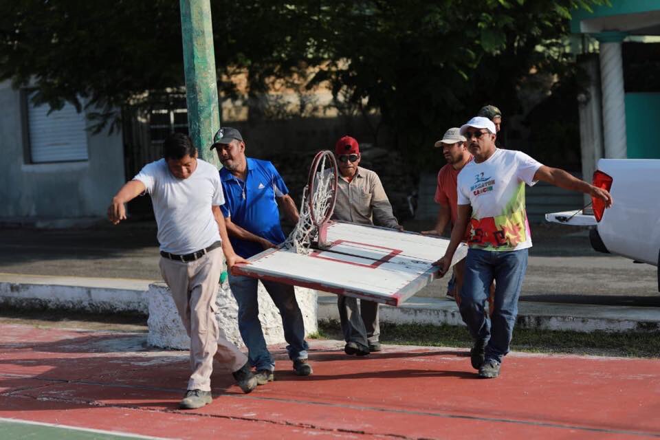 MaraLezama's tweet photo. Cada semana damos mantenimiento a cerca de 50 parques de la ciudad, porque mientras haya más espacios para la convivencia y la práctica de deportes, los niños y jóvenes, se motivan a una vida saludable. #ParqueLosAluxes #Sm90 #ECOnéctate #CancúnTierraDeTodos https://t.co/wnvHD1xAxS