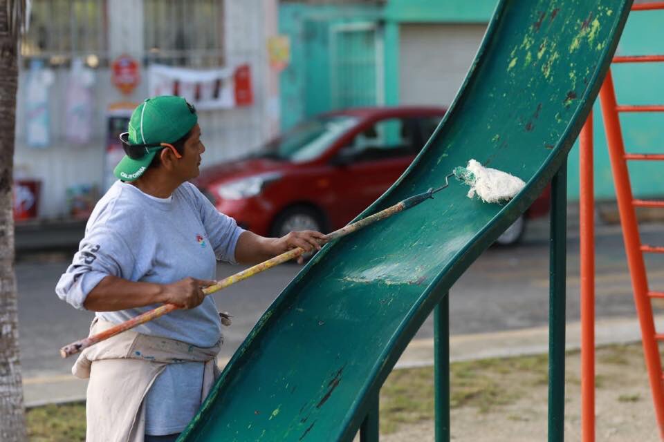 MaraLezama's tweet photo. Cada semana damos mantenimiento a cerca de 50 parques de la ciudad, porque mientras haya más espacios para la convivencia y la práctica de deportes, los niños y jóvenes, se motivan a una vida saludable. #ParqueLosAluxes #Sm90 #ECOnéctate #CancúnTierraDeTodos https://t.co/wnvHD1xAxS