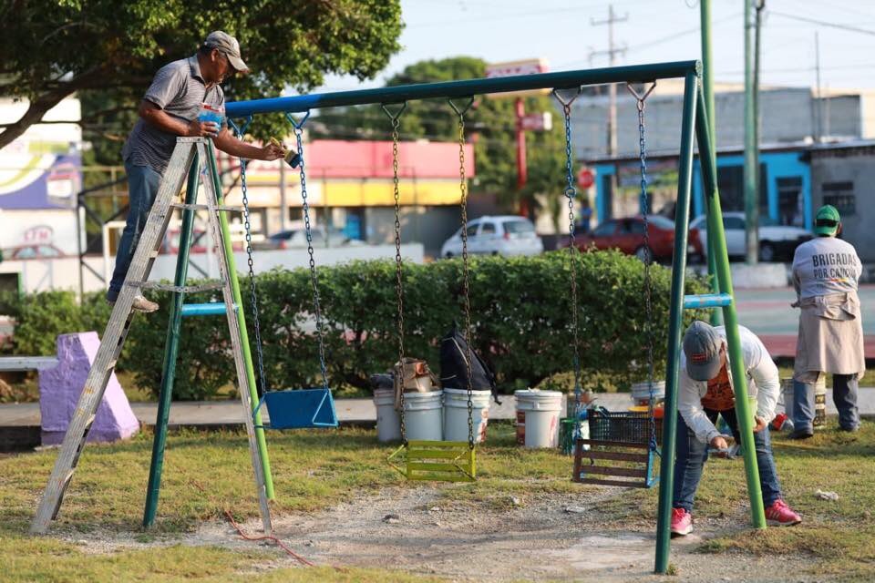 MaraLezama's tweet photo. Cada semana damos mantenimiento a cerca de 50 parques de la ciudad, porque mientras haya más espacios para la convivencia y la práctica de deportes, los niños y jóvenes, se motivan a una vida saludable. #ParqueLosAluxes #Sm90 #ECOnéctate #CancúnTierraDeTodos https://t.co/wnvHD1xAxS