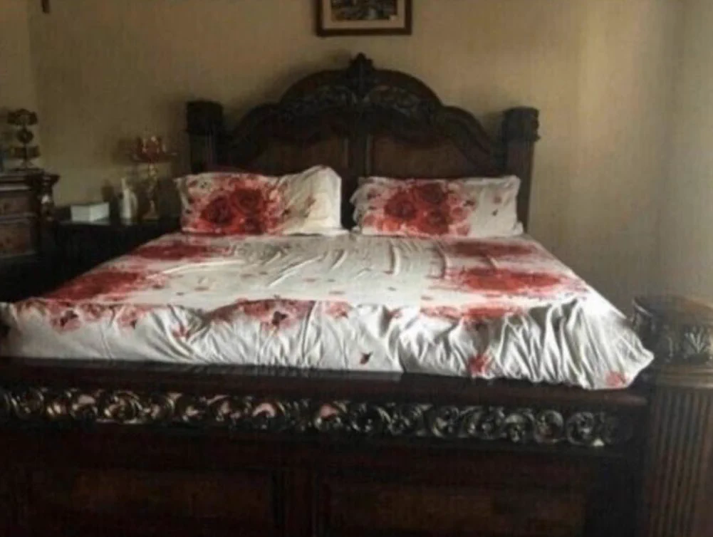 何だか怖いｗｗ薔薇の模様の布団カバーがまるで事件現場のよう。