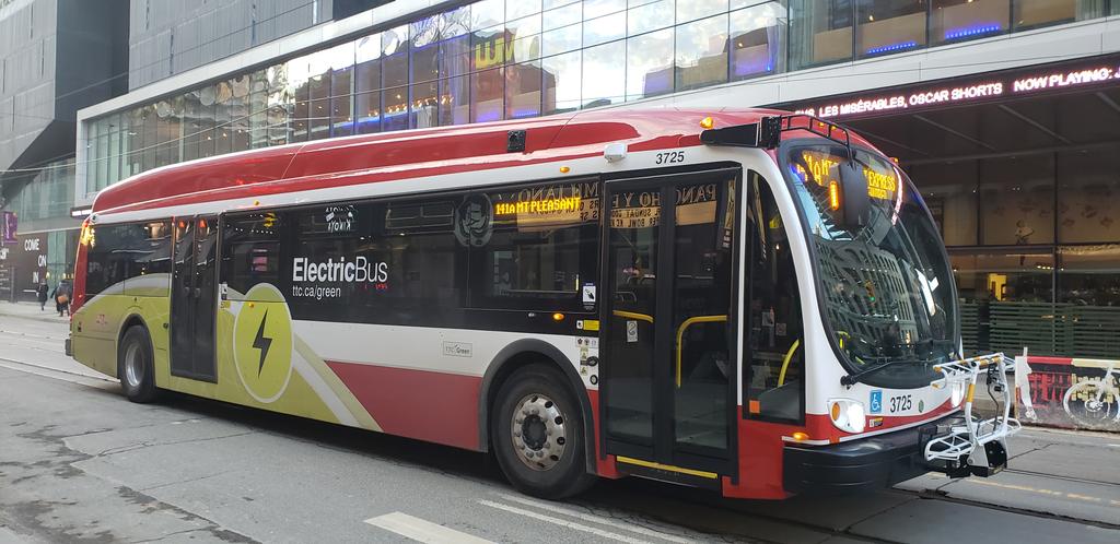 elswansto's tweet photo. Spotted #TTC ebus! TTC plans to have a zero-emission bus fleet by 2040. #TransformTO @LiveGreenTO https://t.co/IvG9WkgMf6
