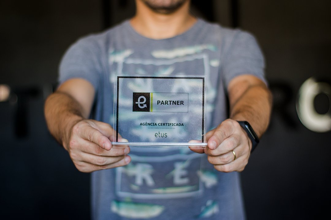 treszeroagencia's tweet photo. A semana começou com essa super conquista para nossa manada. 💪 Ao longo de 3 anos de parceria, procurando melhorar a plataforma, otimizar nossos projetos e gerir diversas contas nas redes sociais.
.Foi dada largada, vamos em frente! 🚀
#treszero #partner #nossashistórias #etus https://t.co/bsHS1d5IMD