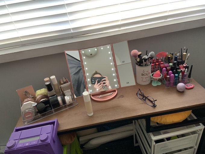 Okay. Makeup time!  I turned my desk into a vanity so that getting ready will actually be fun. Woop!<a href="/tag/onmfc"class="tags"><span>#onmfc</span></a>