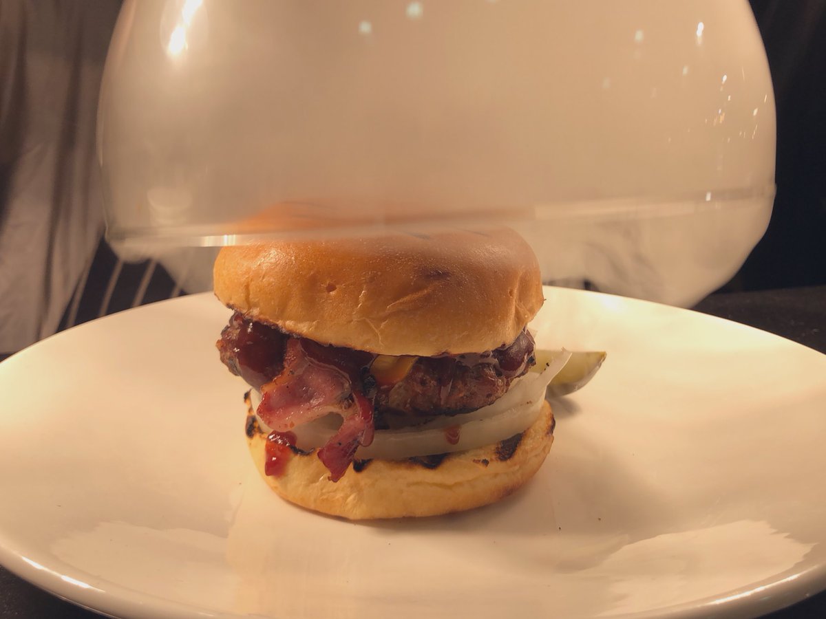 The Big Smoke Burger #AmericanCheese #Bacon #MapleSyrup #RawOnion #BBQsauce 🥰🥂