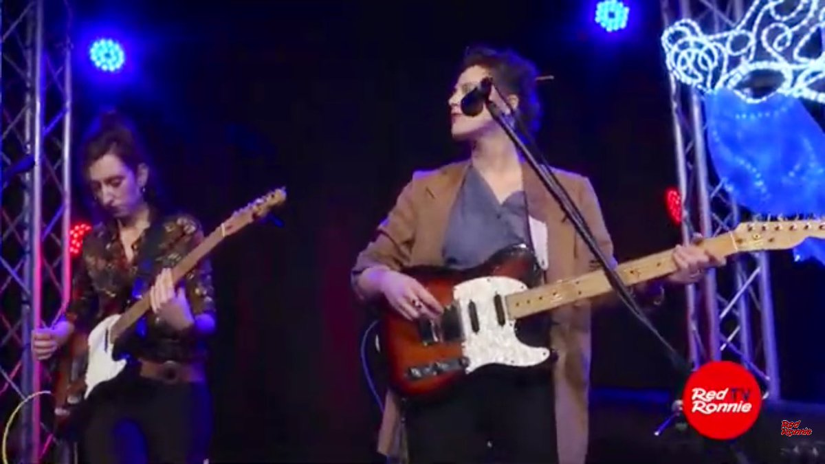 RoxyBarFans's tweet photo. Conquistati e stupiti anche dalle #GingerBender! Combinazione fantastica di due voci di cantautrici e due chitarre elettriche. Trovi tutta questa buona musica #live solo al #BaroneRosso di @RedRonnie!
Sul web e con https://t.co/Y8dai25w7C puoi dire anche tu #IononguardoSanremo 👈 https://t.co/1uorP0pyqb