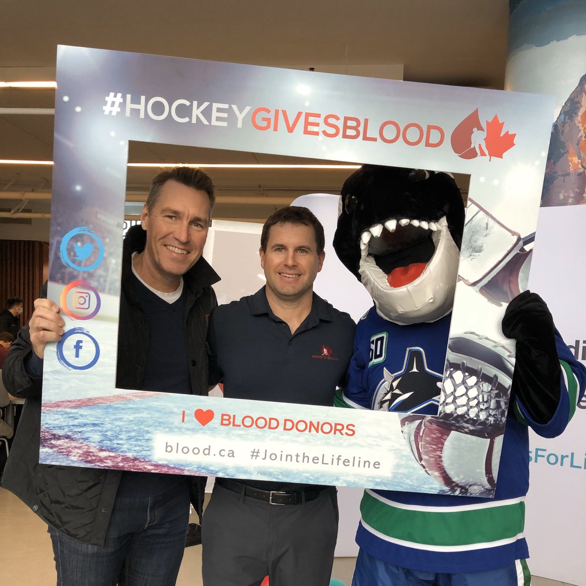 hkygivesblood's tweet photo. When you’re in #Vancouver for a #StemCell swab event & the Captain show’s up. 🤩
@1kirkmclean continues to support #HockeyGivesBlood and we appreciate it! 🙌
@Canucks @UBCMHKY @LifelineBC @CanadasLifeline @ubctbirds https://t.co/lVzaE1KajI