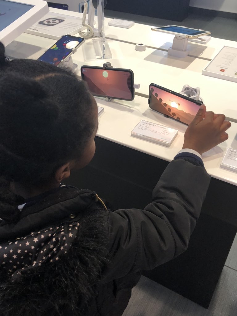 LetemplayCa's tweet photo. Is my niece a hardcore gamer because she’s playing two casual games at the same time? 
Shout out 🇨🇦🎮@builtbysnowman &amp; #BlackHistoryMonth ✊🏾✊🏿 to the young gamers🎮🇨🇦🚺 https://t.co/FVOZ3Jdv4A