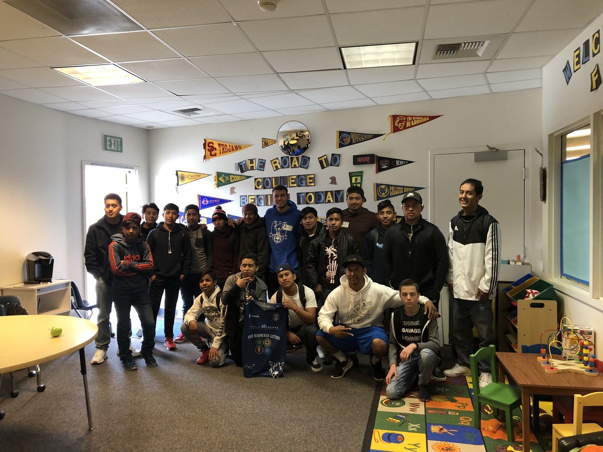 WhiteTigersFC1's tweet photo. White tigers fc spending time with the students at San Pasqual high school https://t.co/tiwRDGNDYJ
