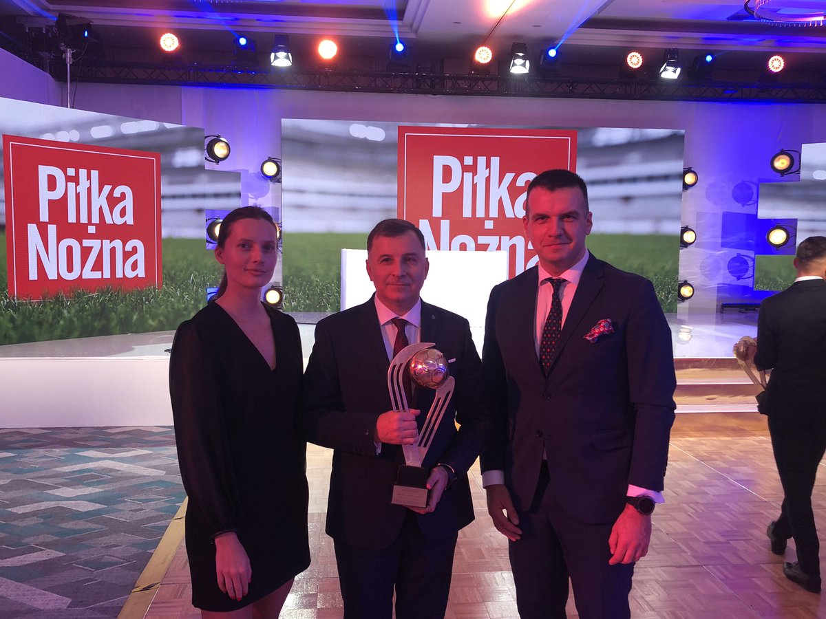 PIotrHelmecki's tweet photo. Dostaliśmy jako @grajmy_razem nagrodę Mecenasa ⚽️w🇵🇱 podczas gali tygodnika @PilkaNozna_pl Doceniono nas za działania marketingowe przy sponsoringu @_Ekstraklasa_ ➕uruchomienie Programu Partnerskiego i realizację projektów promujących grę🇵🇱młodzieżowców.
PS: No i📸 z 🔝RL9😎🔥🤩 https://t.co/2bNUWATJyF