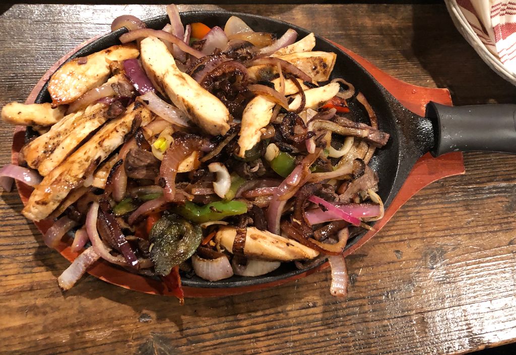 GWPEATZ's tweet photo. GWPEATZ ♨️♨️♨️
Chicken &amp; Steak Fajitas 🔥🔥
#chicken #steak #food #foodlover #foodporn https://t.co/DyQXfrXodS