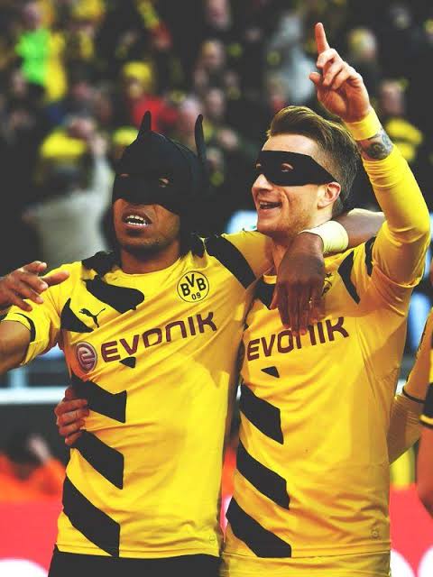 BlackYelloowBR's tweet photo. @axelwitsel28 @erling - DICA DE COMEMORAÇÃO! 🦇

#HällandRoben 
#WitselBatman
#BVBDC https://t.co/XuTuaY2yFW