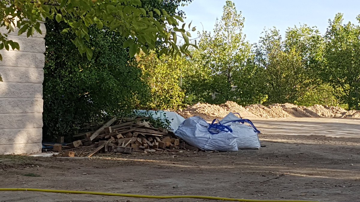 Nuria57048910's tweet photo. @jmorenogarcia Encima, auto #greenwashing? 🙄
Unos arbustos no reparan el daño q tú y @javierjuarez80 habéis hecho al medioambiente en #soloparque 'robando' a los vecinos de #TresCantos más de 1 Hra #verde de #ParqueCentral.
Pudísteis pararlo, no quisísteis
#verde de pega
#MeDueleTresCantos https://t.co/7cJRoBCUu1