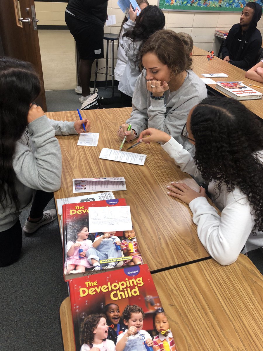 christine_bill's tweet image. ECE students are sharing their knowledge of healthy pregnancy through gallery walks! #learningthroughdoing #ECE #WeareRH