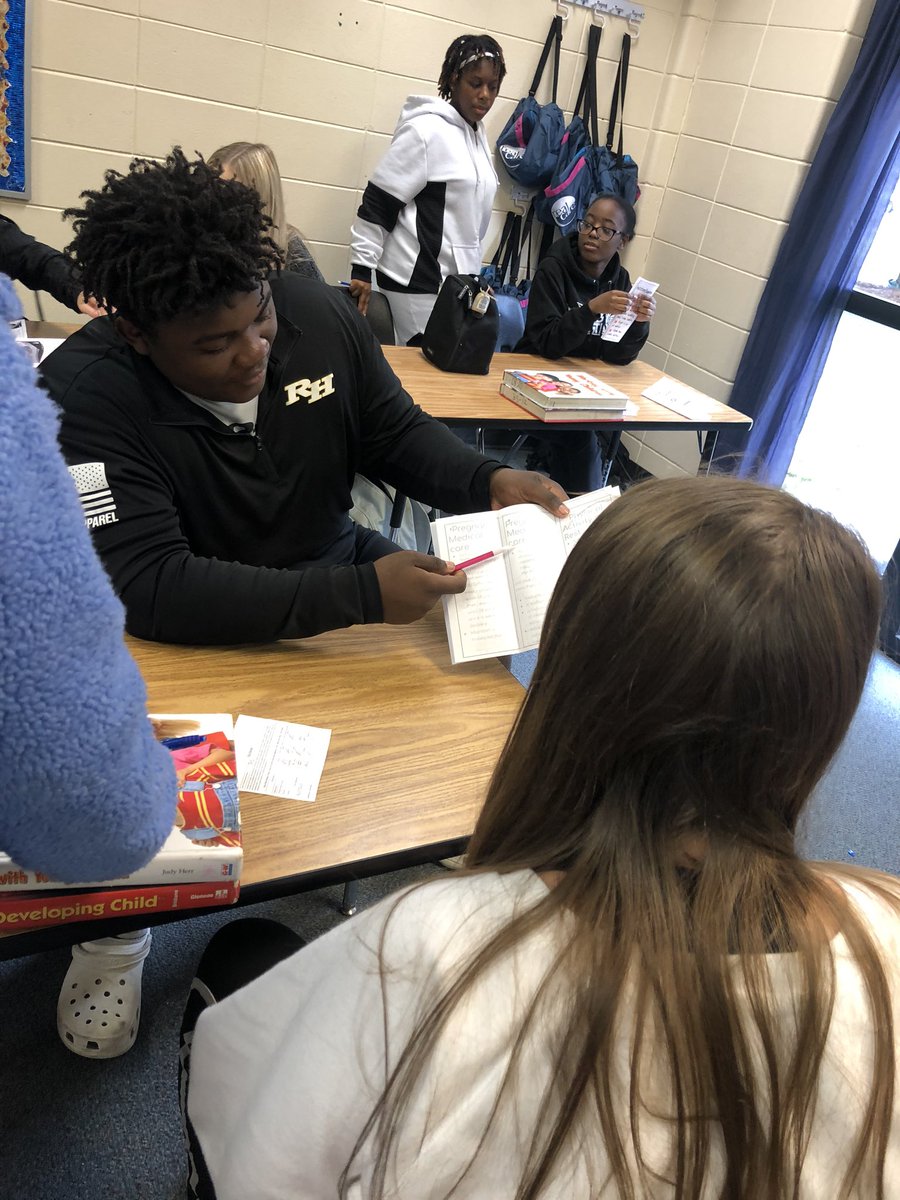 christine_bill's tweet image. ECE students are sharing their knowledge of healthy pregnancy through gallery walks! #learningthroughdoing #ECE #WeareRH