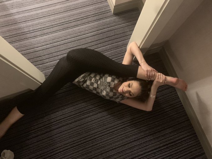 2 pic. Lmao what’s wrong with me? https://t.co/XuRTT5RlEr