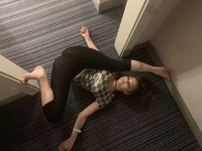 1 pic. Lmao what’s wrong with me? https://t.co/XuRTT5RlEr
