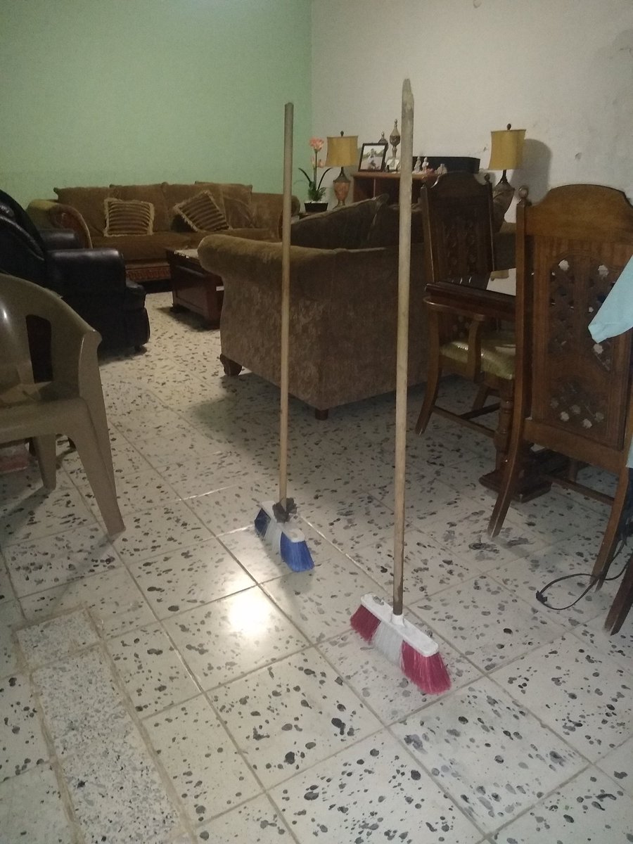 Juve_go's tweet photo. @InesSainzG Hice la prueba y efectivamente se quedaron paradas.
Disculpen la cuña de bolsa y el palo mordisqueado por los perros 😬😁 https://t.co/7eRsqzLdaU