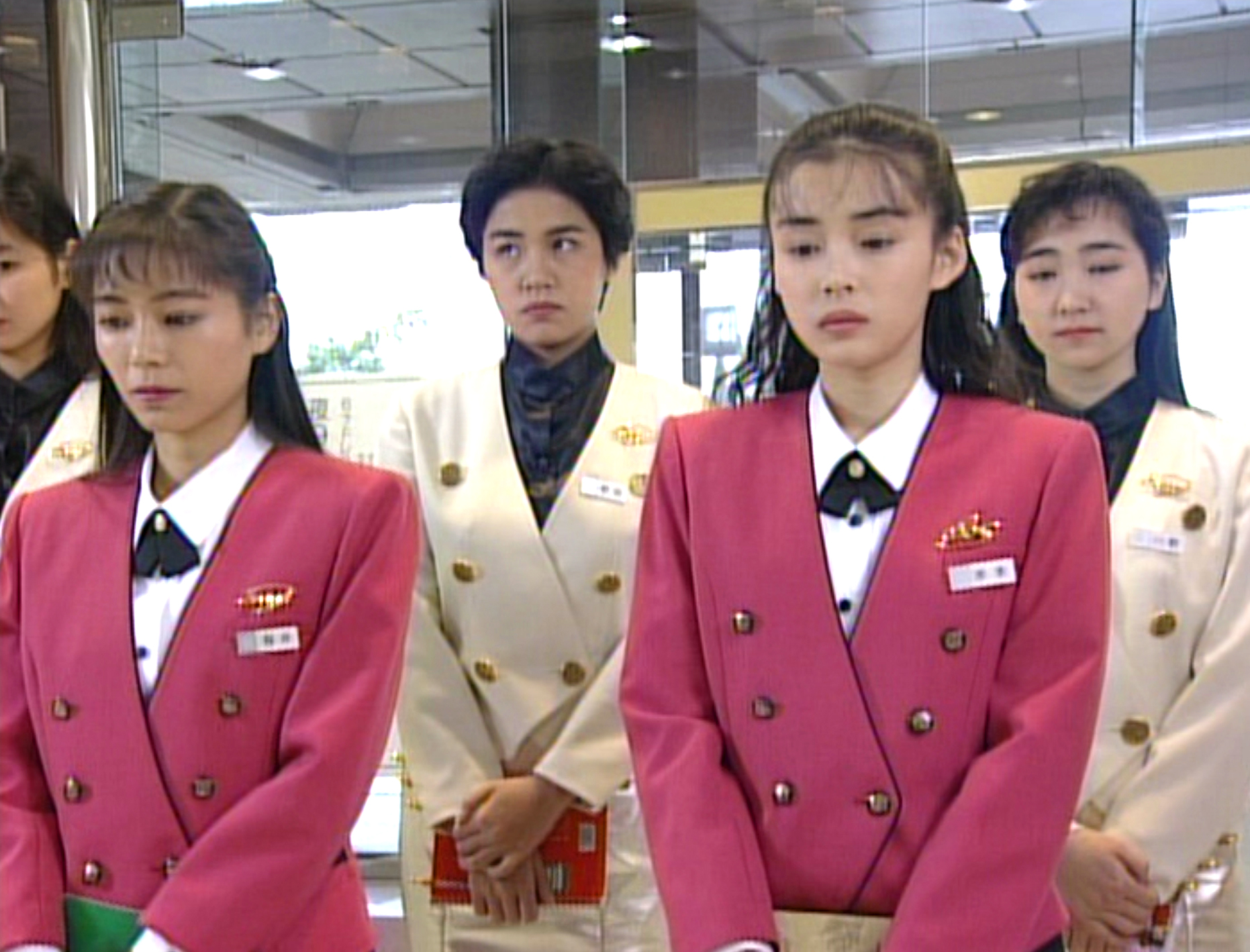 Isa 多摩そごうが舞台のtbsドラマ 東京エレベーターガール のうっかりミス 中嶋朋子さんの名札上の Sogo バッジが その回は ずっと逆さま 最近見返して気付いた T Co F9frne7dyf Twitter