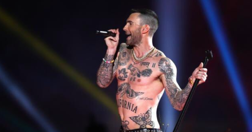 superstishan's tweet photo. Wait, I'm confused, why are y'all mad at
@JLo & @shakira when @adamlevine took his shirt off last year during the #HalftimeShow2019 compare the two photos and tell me which is more revealing? #HalftimeShow2020 https://t.co/q7G8MG1Zry