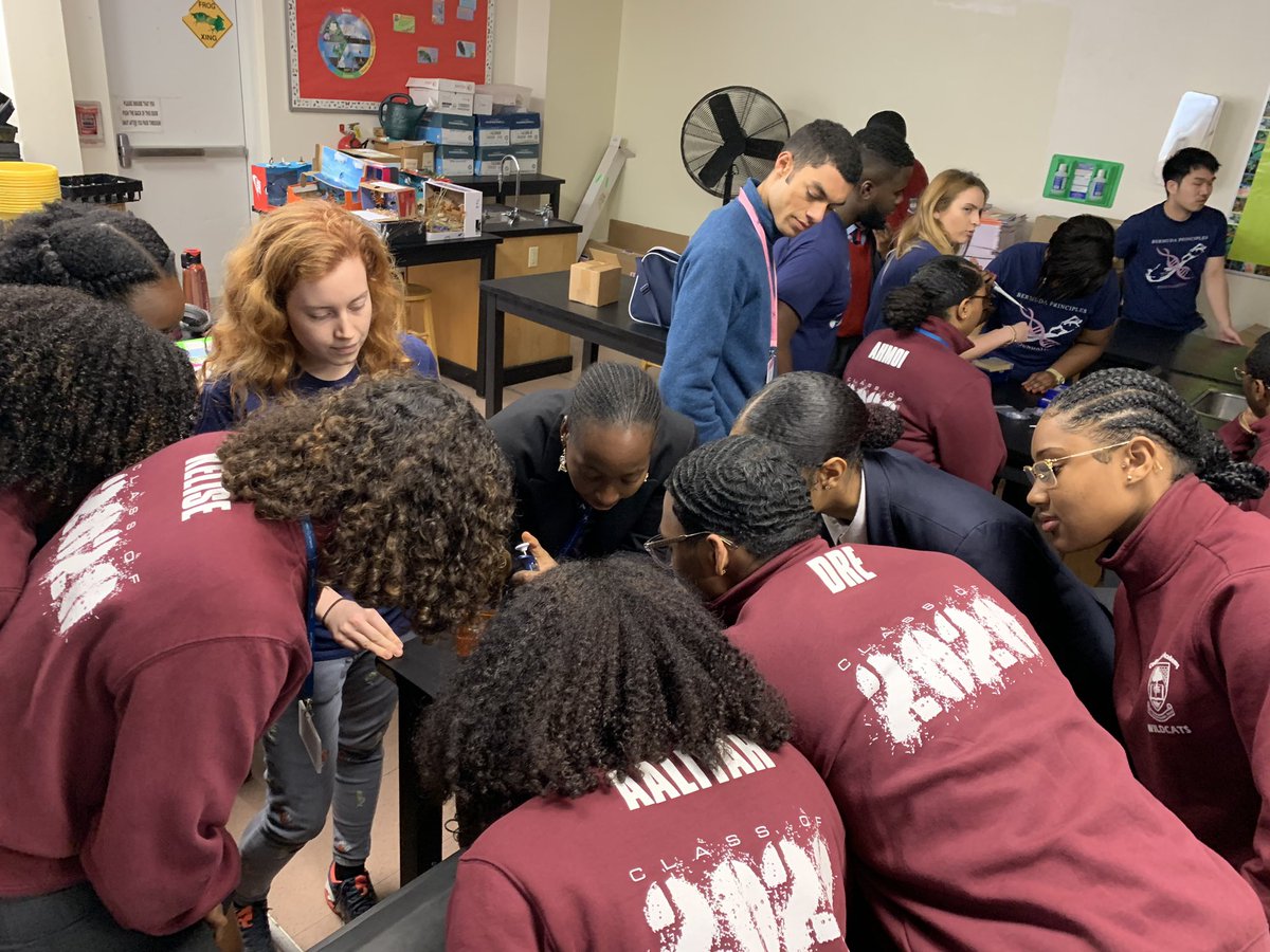 bdaprinciples's tweet photo. Two days left until #BPIT2020 and our 4th school tour has kicked off! We were able to teach the students of @Bermuda about #sicklecell & #bioinformatics #sciencewithscientists #scienceinparadise https://t.co/gamgX94MAu